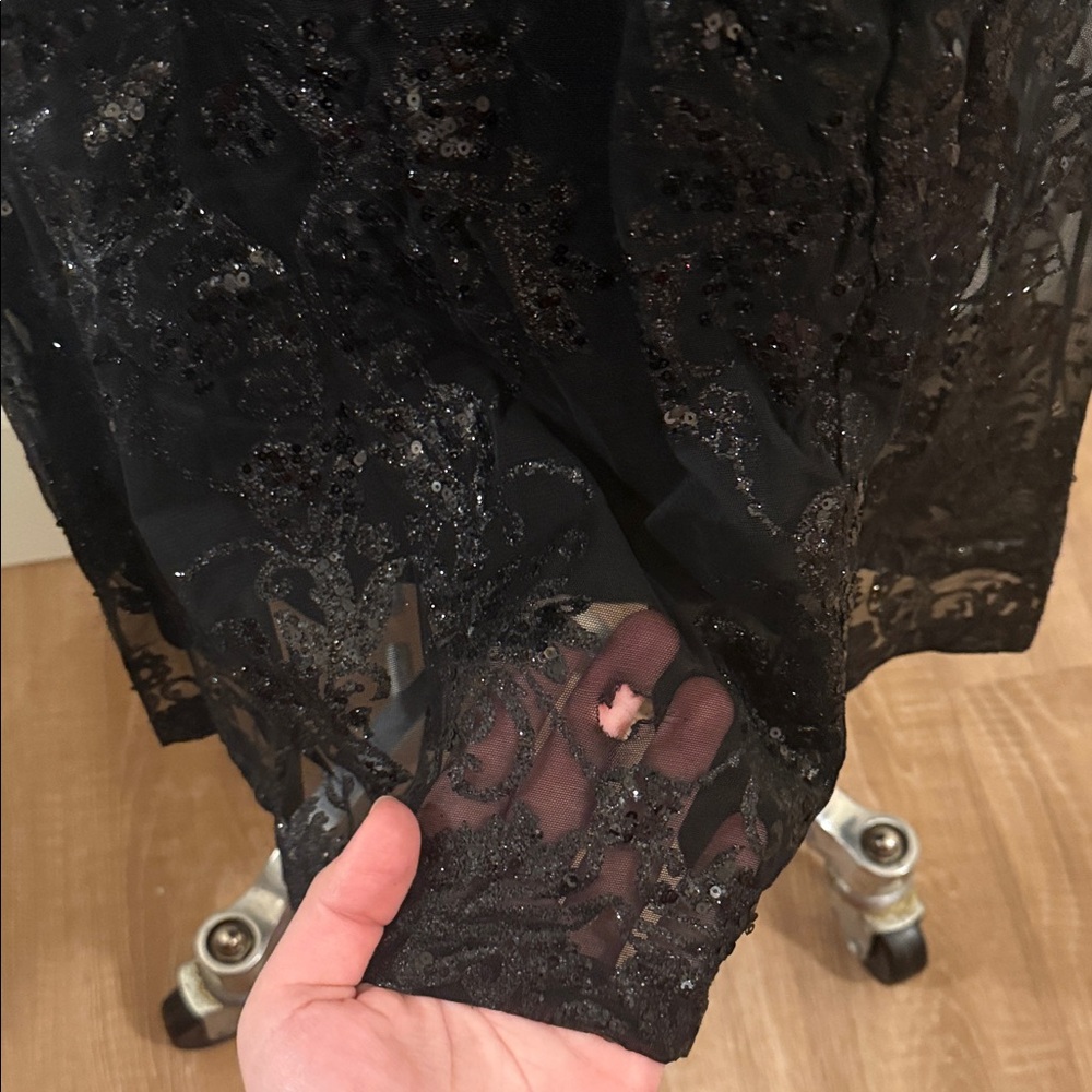 Elegant Black Sheer Lace Gown - Picture 4 of 4